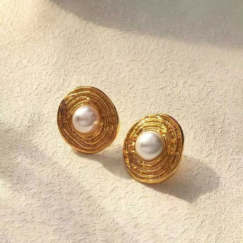 Pendientes redondos vintage con perla barroca de agua dulce y chapado en oro de 18 quilates